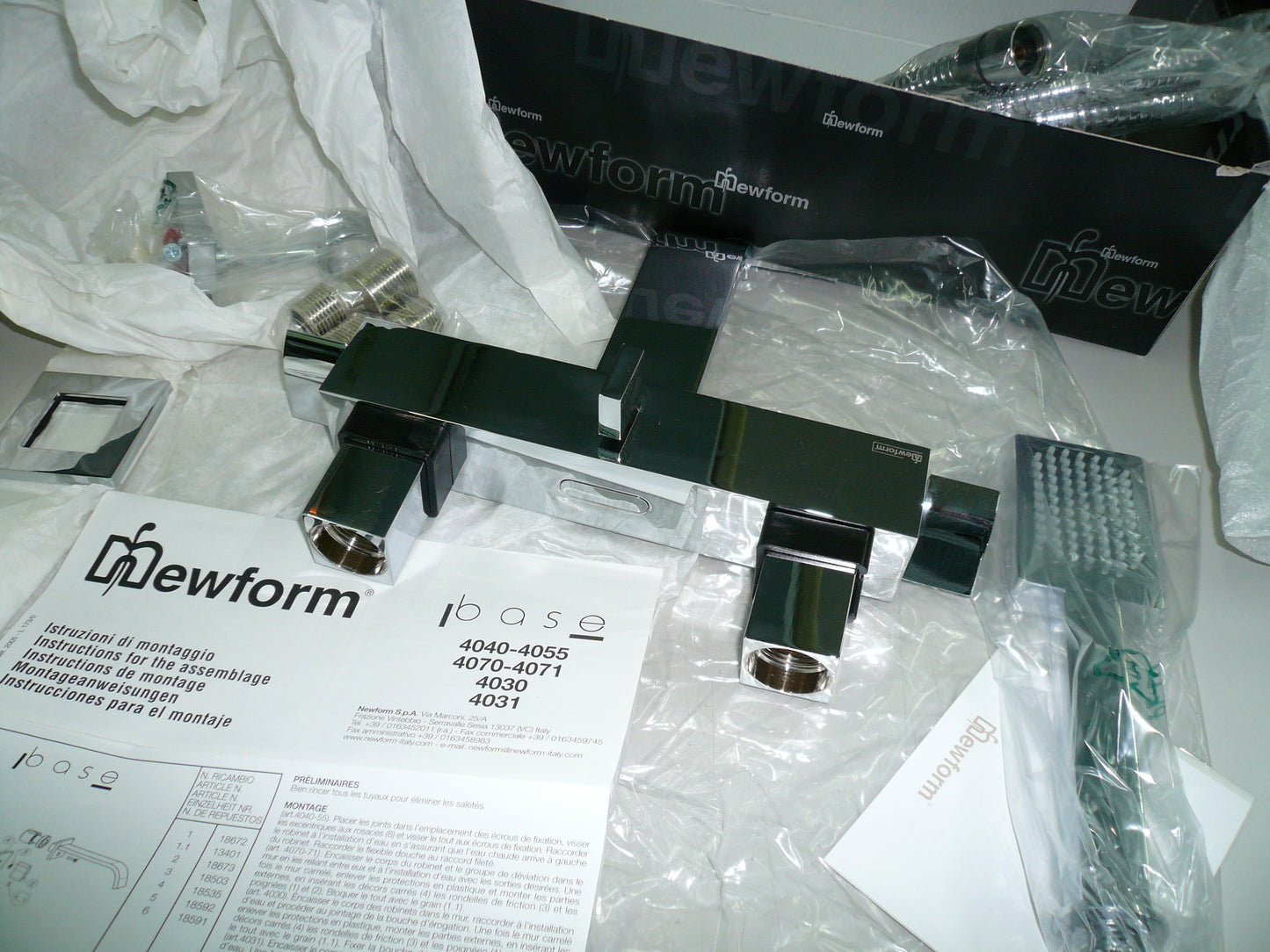 Newform "base" 4040/C W.M bath & shower mixer w/wall holder/handshower & hose